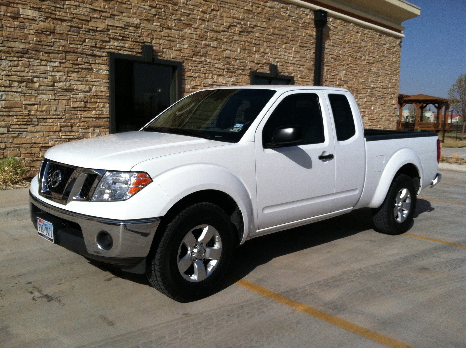 2009 Nissan Frontier SE Crew Cab 4WD - wide 5