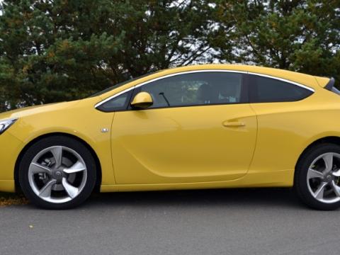 Opel Astra GTC Jaune