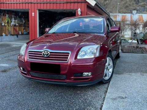 Toyota Avensis Rouge